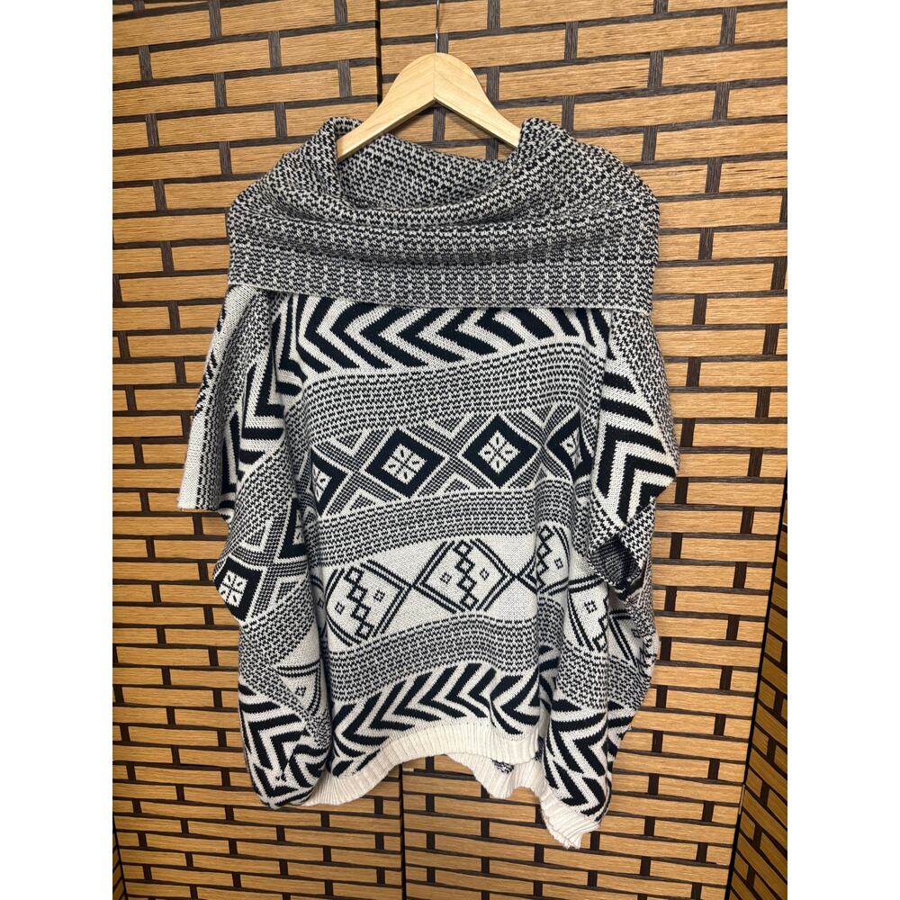 Royal Rose‎ Black And White Poncho OSFA
